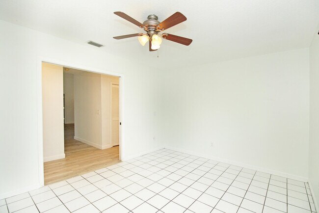 Building Photo - 896 Rose Ct