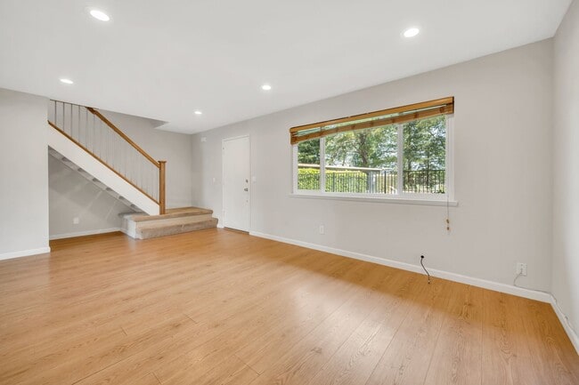 Building Photo - Spacious 4-Bedroom, 2.5-Bath Townhouse Clo...