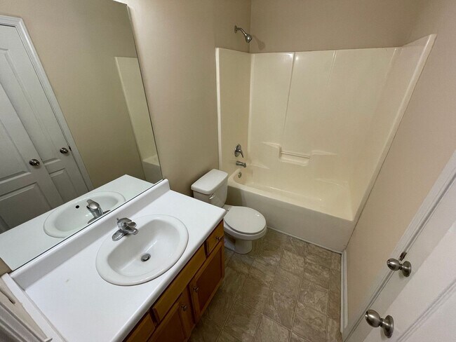 Building Photo - BRIDGEWATER HOME! PRE-LEASING FOR AUGUST 1 2026! 1/2 Off Deposit for a limited time!