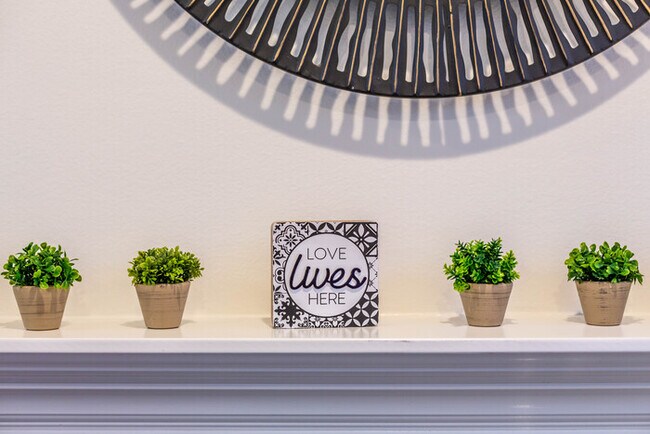 Building Photo - Newly Remodeled 5B4B. 2 mile from the Rose Parade!