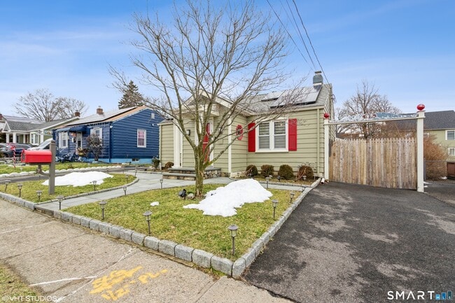 Building Photo - 680 Queen St