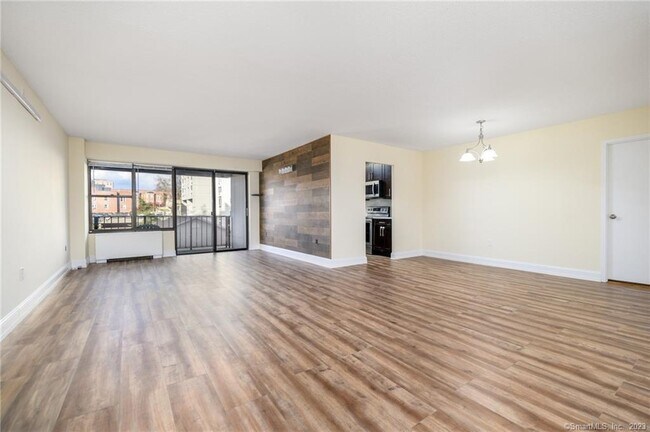 Building Photo - 44 Strawberry Hill Ave