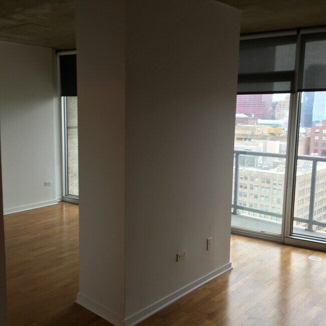 Building Photo - 611 S Wells St