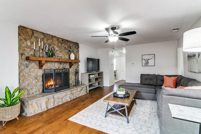 Very cozy and comfortable family room - 501 Rogers Way