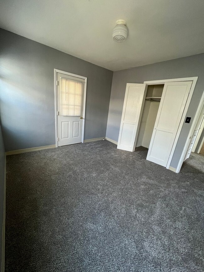 Building Photo - 2 Bedroom, 1 Bath Home