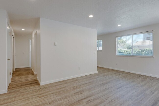 Building Photo - Newly Renovated Townhouse - Pet Friendly!!