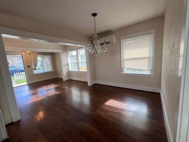 Building Photo - $250 off First full month!! Cute 1 Bedroom...