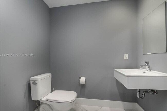 Building Photo - 17301 Biscayne Blvd
