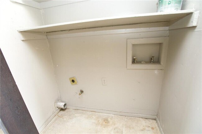 Building Photo - 8002 Sonnet Ave