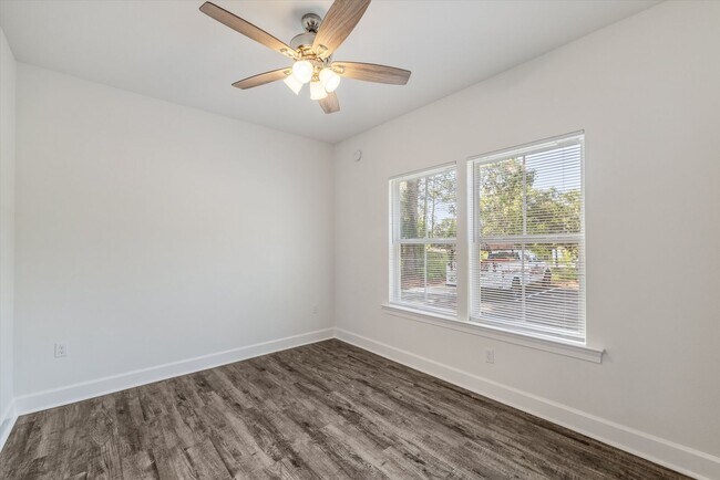 Building Photo - 5/5.5 Townhomes, Built 2024, Walk to stadi...