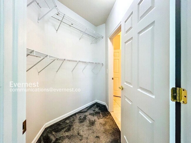 Building Photo - 1-Bed, 1-Bath Modern Condo with Balcony and Off-Street Parking