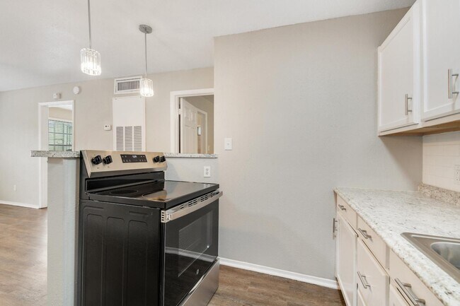 Building Photo - 1522 Broadmoor Dr