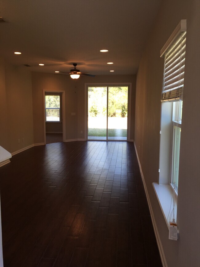Building Photo - 222 Amistad Dr