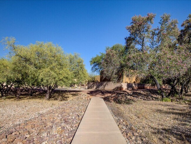Building Photo - 10570 E Eleanor Maldonado Pl