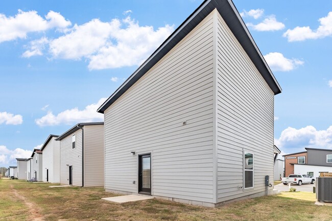 Building Photo - Modern 2-Bed, 2.5-Bath New Build in Bentonville