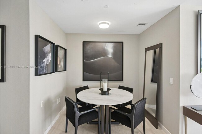 Building Photo - 2831 S Bayshore Dr
