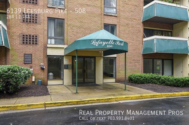 Building Photo - Beautiful Two Bedroom Condo- All Utilities...