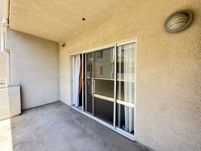 Building Photo - One Bedroom Condo in Montrose/Glendale