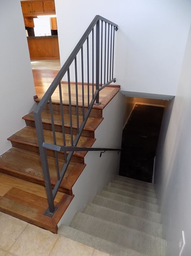 Building Photo - 3 Bedroom/2 Bathroom Craftsman | Master wi...