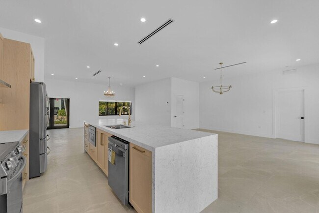 Building Photo - 129 Indies Dr S