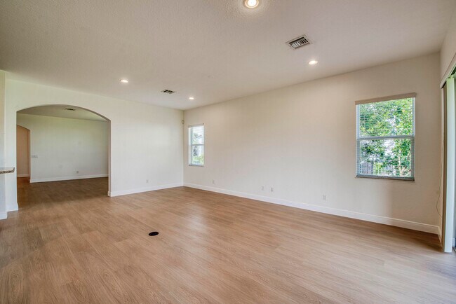 Building Photo - 172 Manor Cir