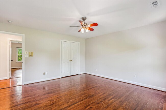 Building Photo - Magnificent 5 Bedroom, 4.5 Bathroom Bethes...