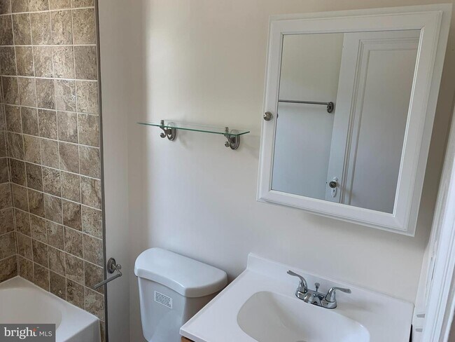 Building Photo - 1326 Holbrook St NE