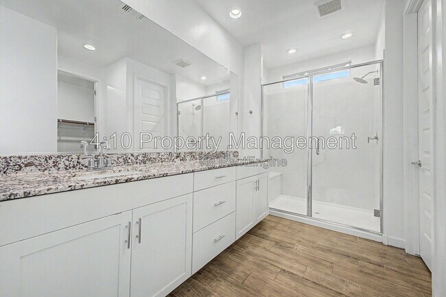 Building Photo - 3241 E Malibu Dr