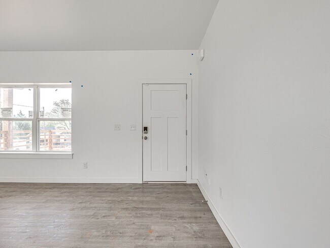 Building Photo - 341 E 7th St