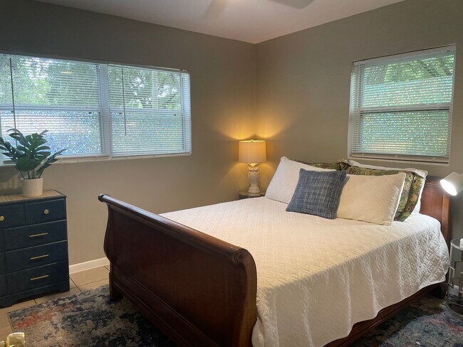 First bedroom - 914 NW 40th Ave