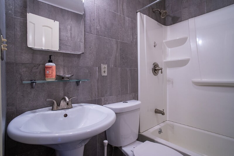 Building Photo - 789 Lake Ave NE