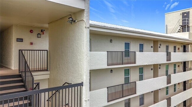 Building Photo - 225 Country Club Dr