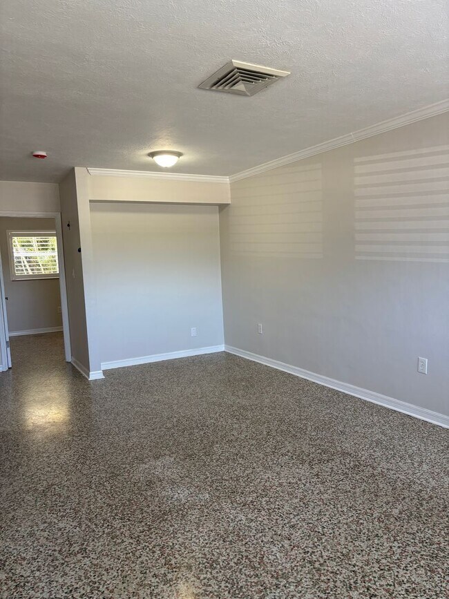 Building Photo - For Rent in Southgate