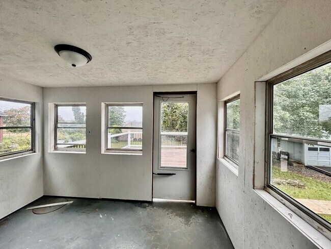Building Photo - Spacious 3-Bedroom 1.5 Bath Home For Rent ...