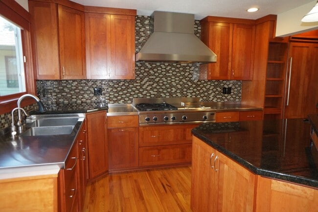 Building Photo - Stunning SW Portland (Arranmore) 4-bedroom...