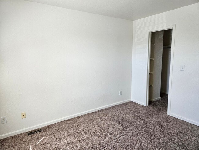 Building Photo - Adorable 2 bedroom townhome Available ASAP!