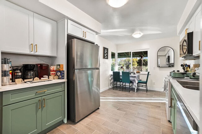 Building Photo - 4989 Randlett Dr