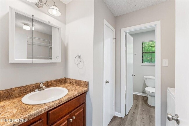 Building Photo - 5917 W Pine Ln