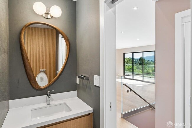 Building Photo - 1435 Lakeview Dr