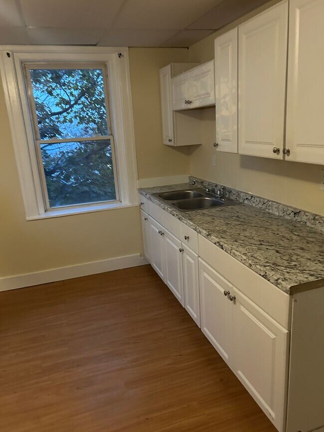 Building Photo - 1041 Main St