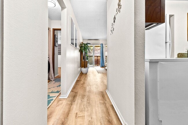 Building Photo - 2nd floor, 2 bedroom/1 bath/2 parking Town...