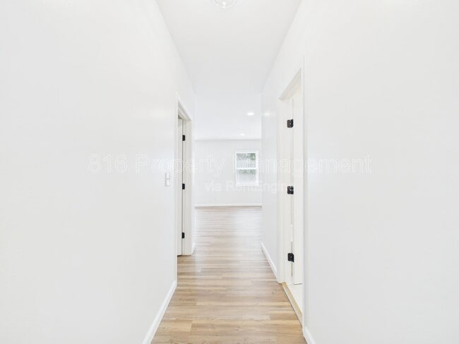 Building Photo - 633 S Fuller Ave