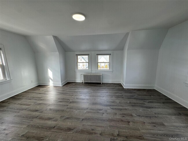 Building Photo - 10 Dorothy Ct