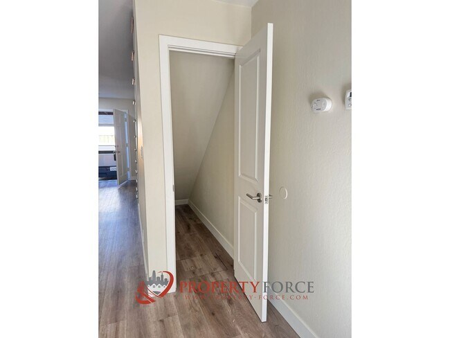 Building Photo - 946 Tamarack Ln