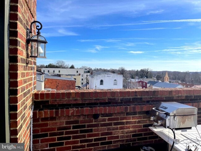 Building Photo - 28 Main St