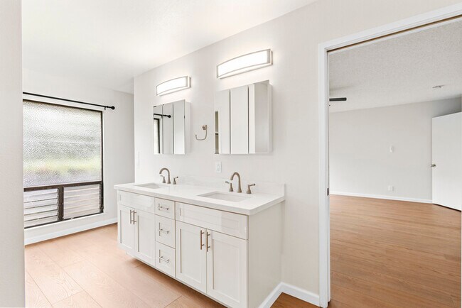 Building Photo - 1055 Kapo Wy