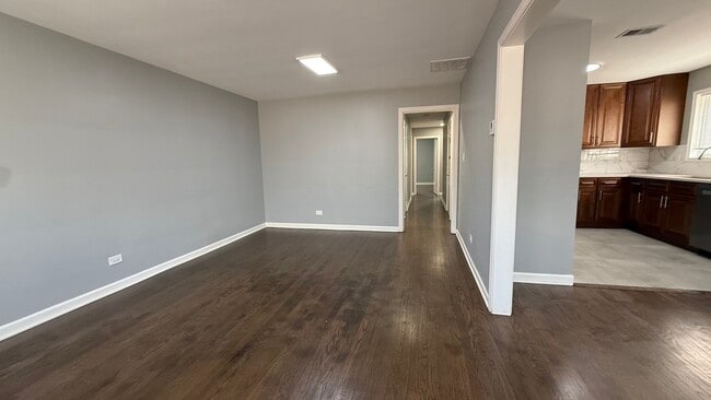 Building Photo - 5843 N Cicero Ave