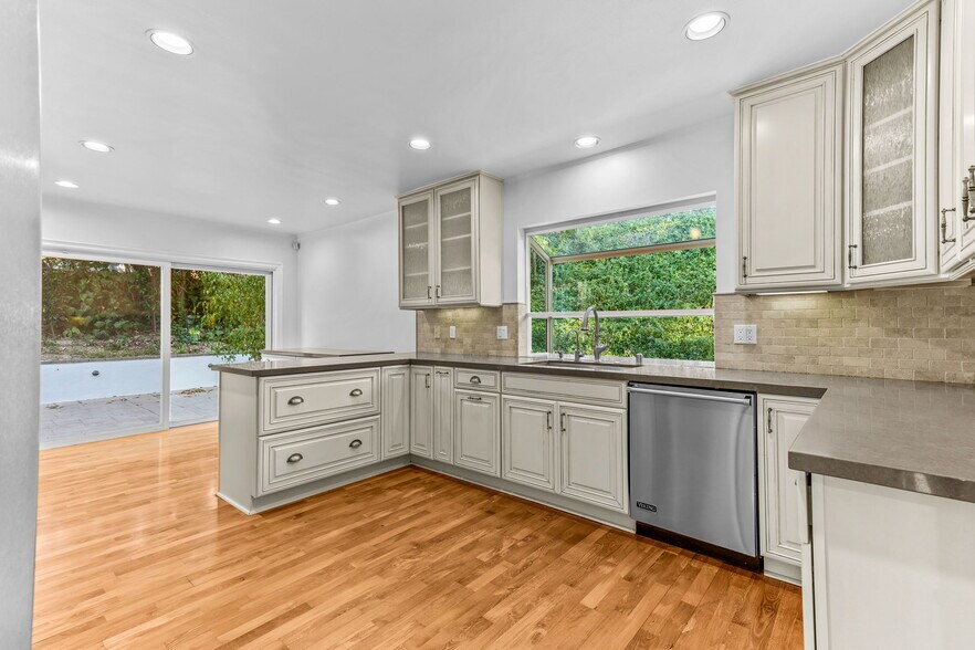 Building Photo - 4920 Tarzana Woods Dr