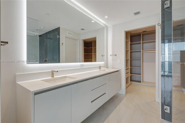 Building Photo - 700 NE 24th St