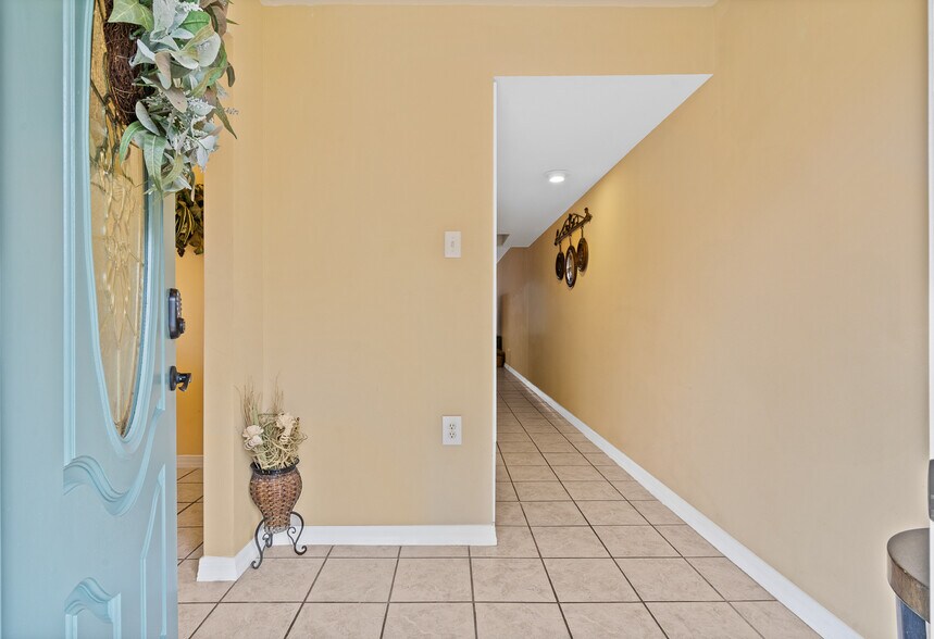 Entry Hallway - 8426 Williamsburg Cir